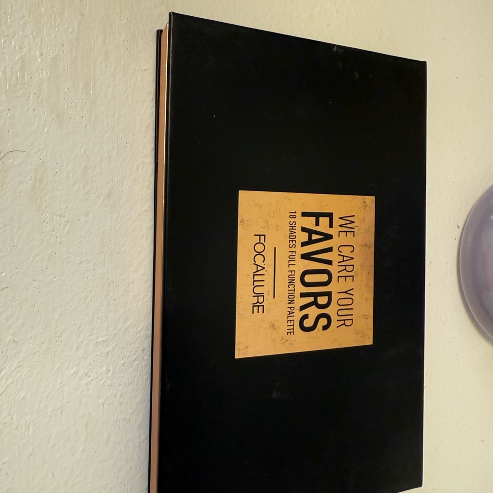 Focallure Black and Gold Accent Palette